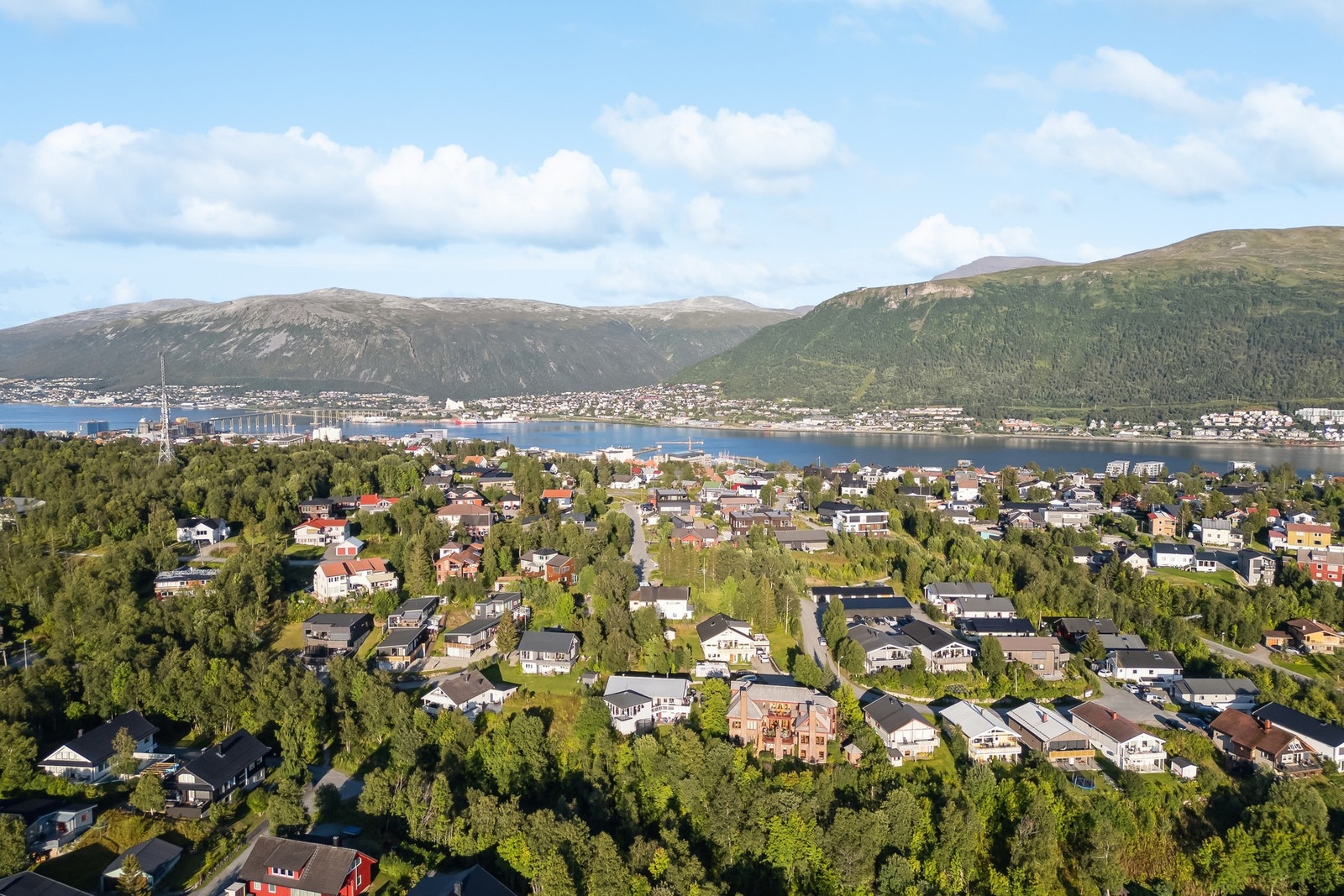 Boligen har meget attraktiv beliggenhet i et etablert villaområde på Hansmark, på Tromsøyas sørvestlige side Galleribilde