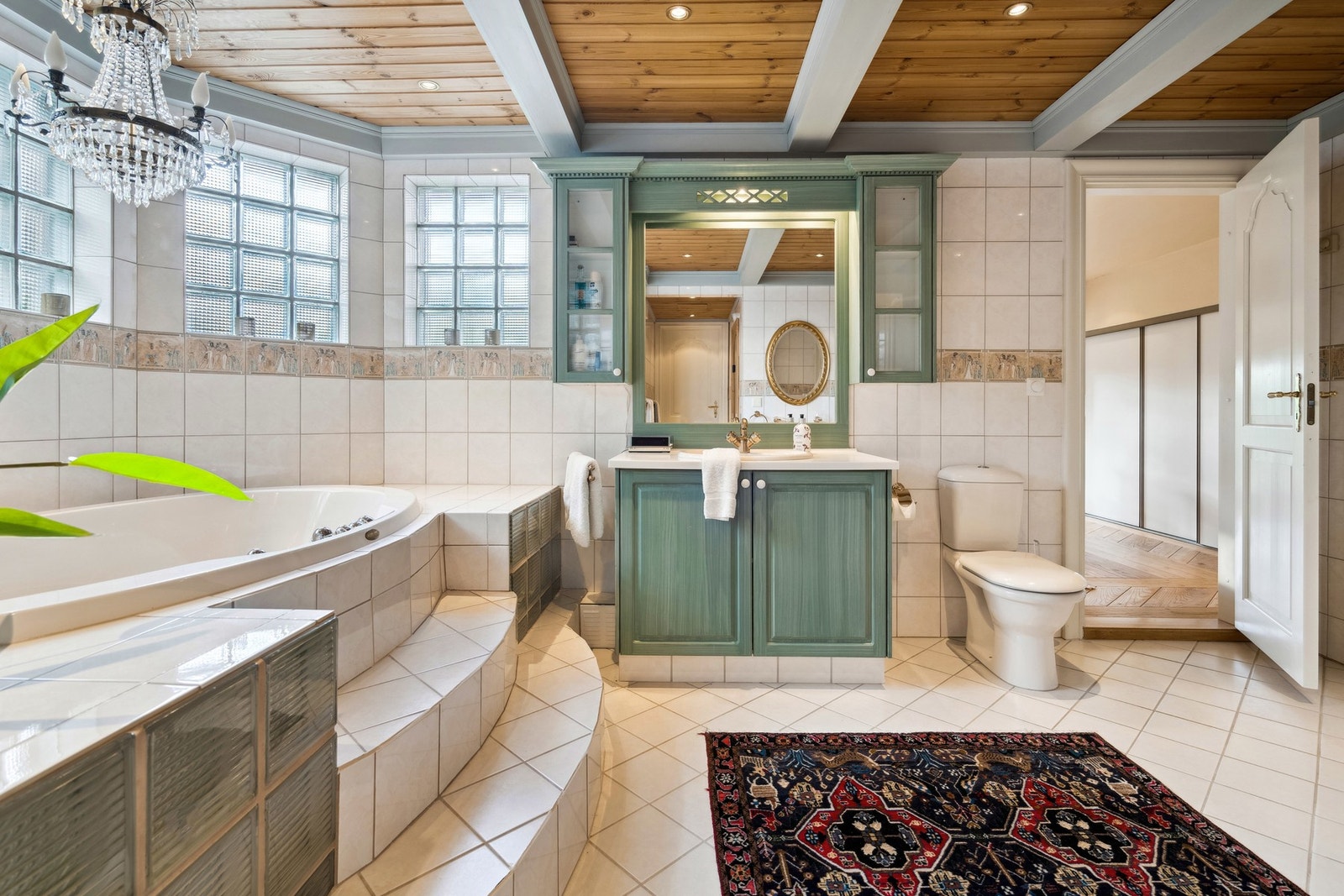 Gulvet er flislagt med vannbåren gulvvarme og badet er innredet med coirian benkeplate med nedfelt servant Galleribilde