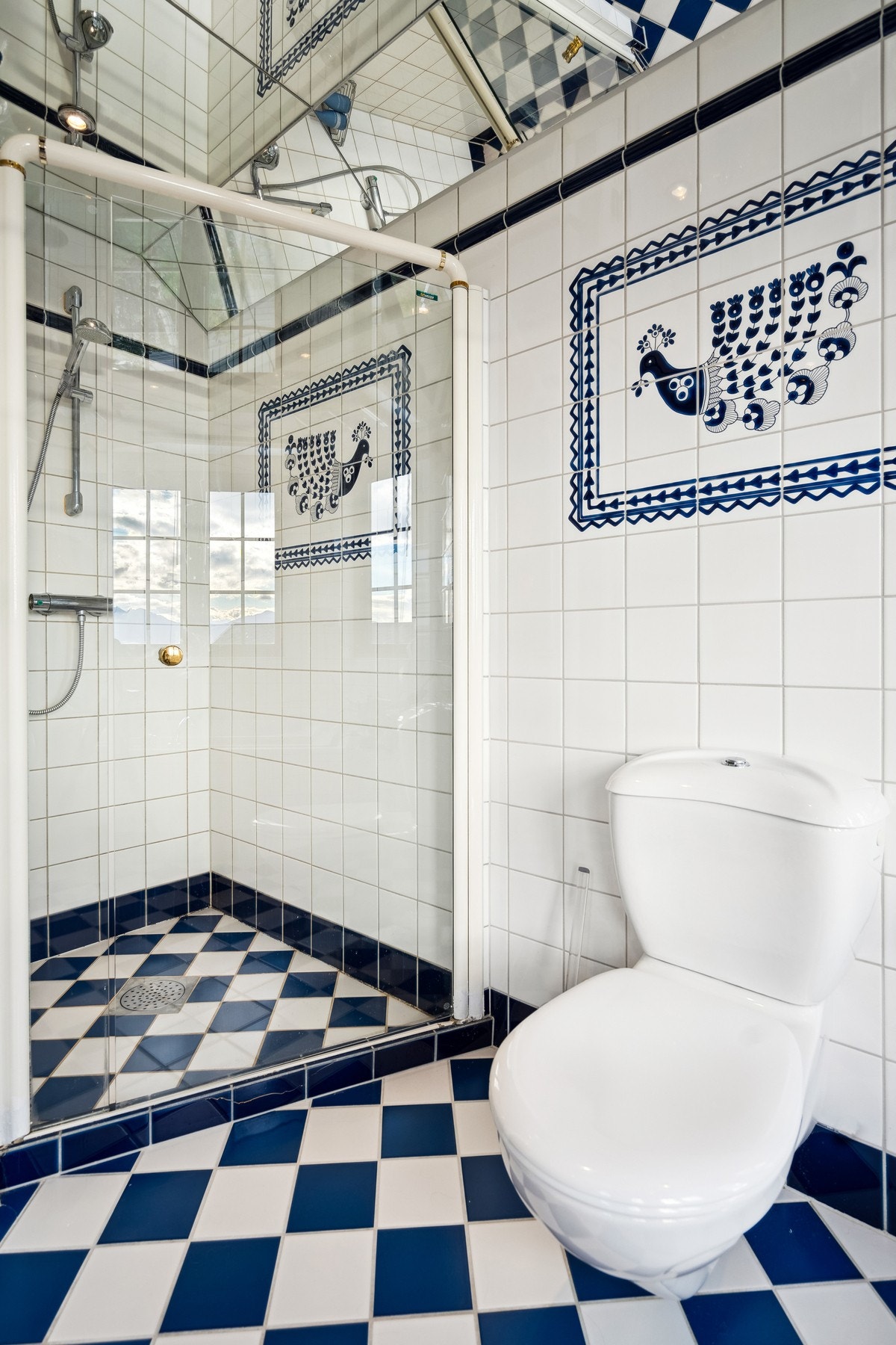 Badet er også innredet med toalett og dusjvegger/hjørne Galleribilde