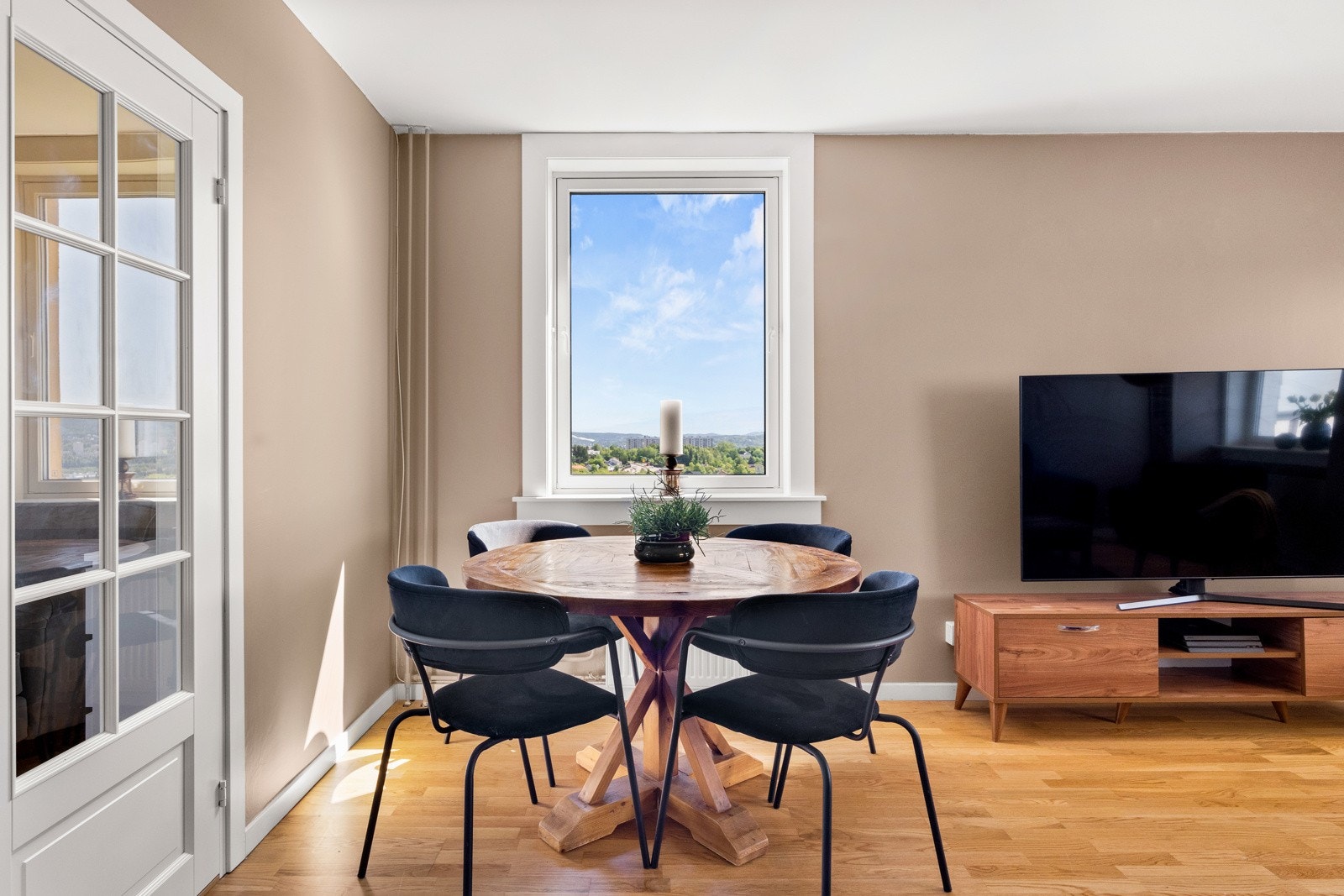 Koselig spiseplass ved vindu Galleribilde