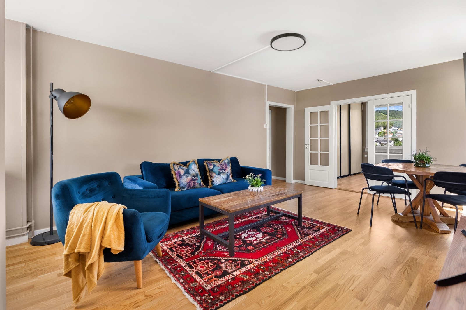 Leiligheten er malt i lyse farger Galleribilde