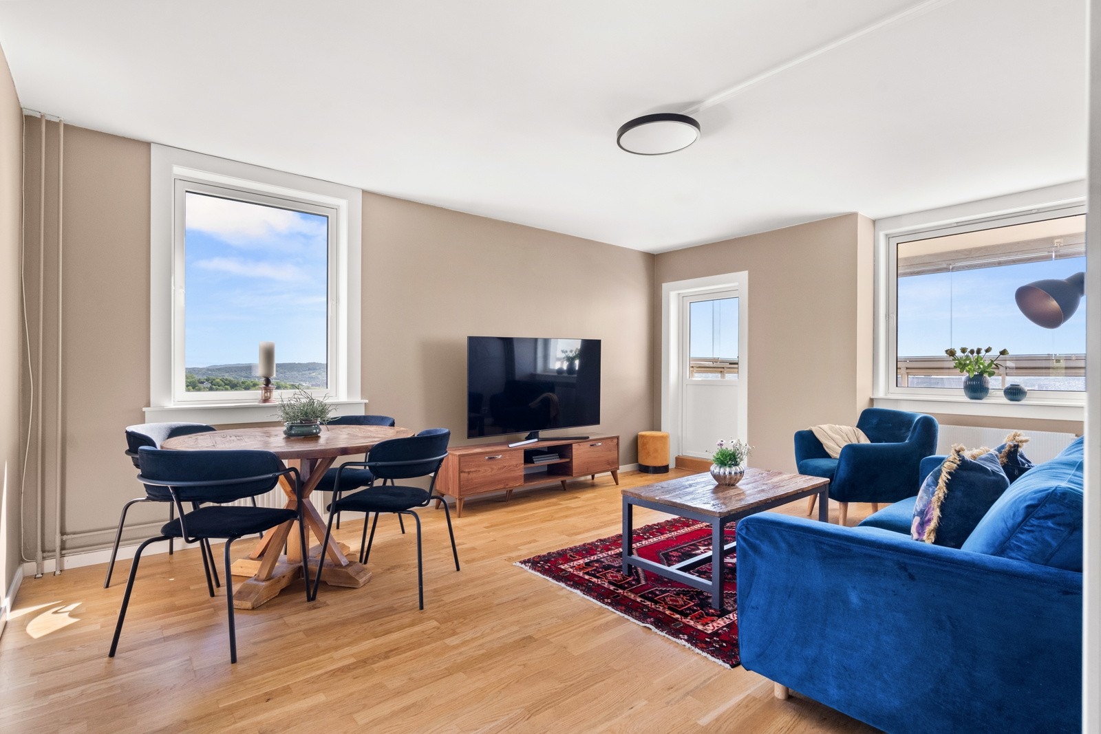 Innvendig er boligen pen og fremstår som innflyttingsklar Galleribilde