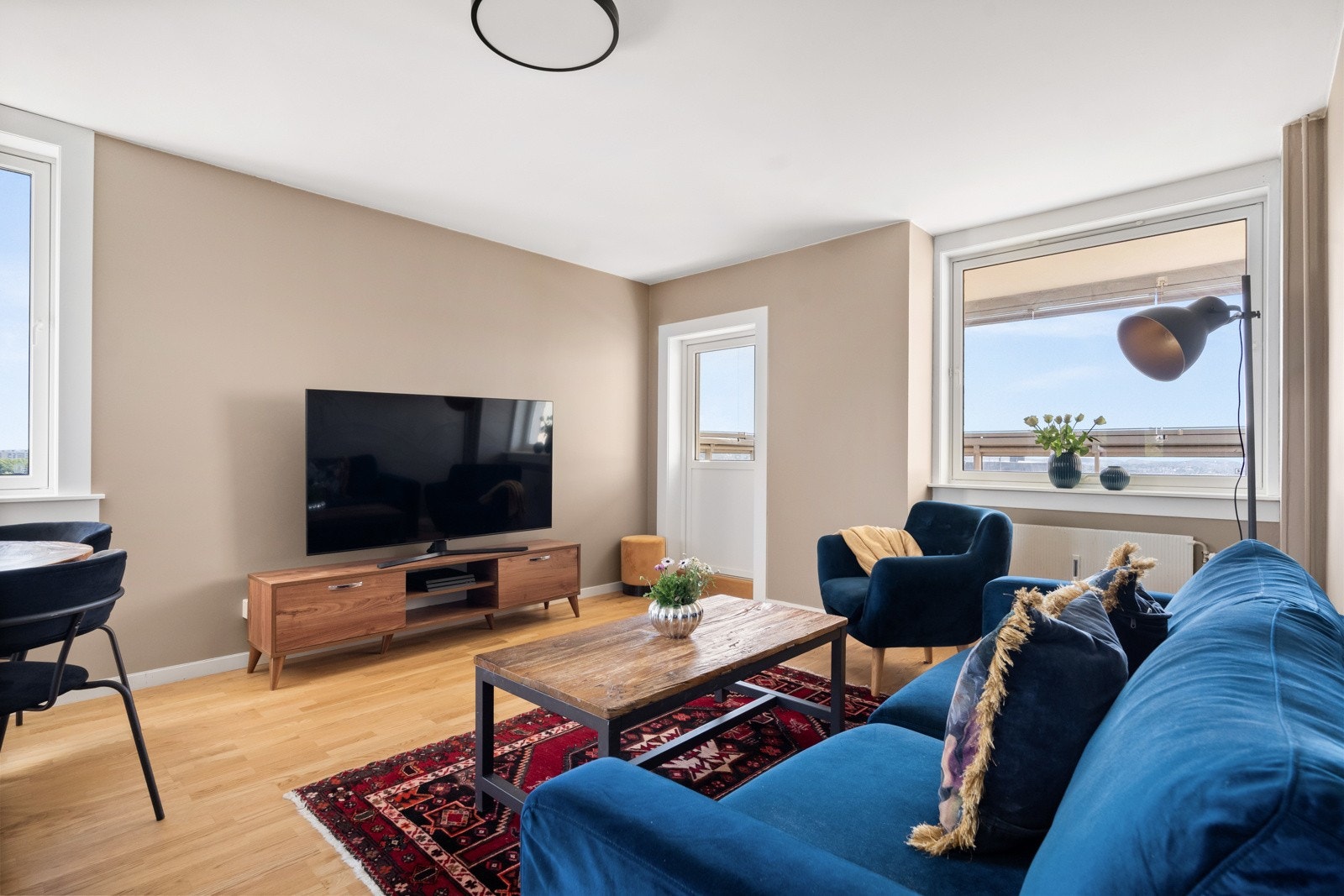 Det er utgang til balkongen fra stuen Galleribilde