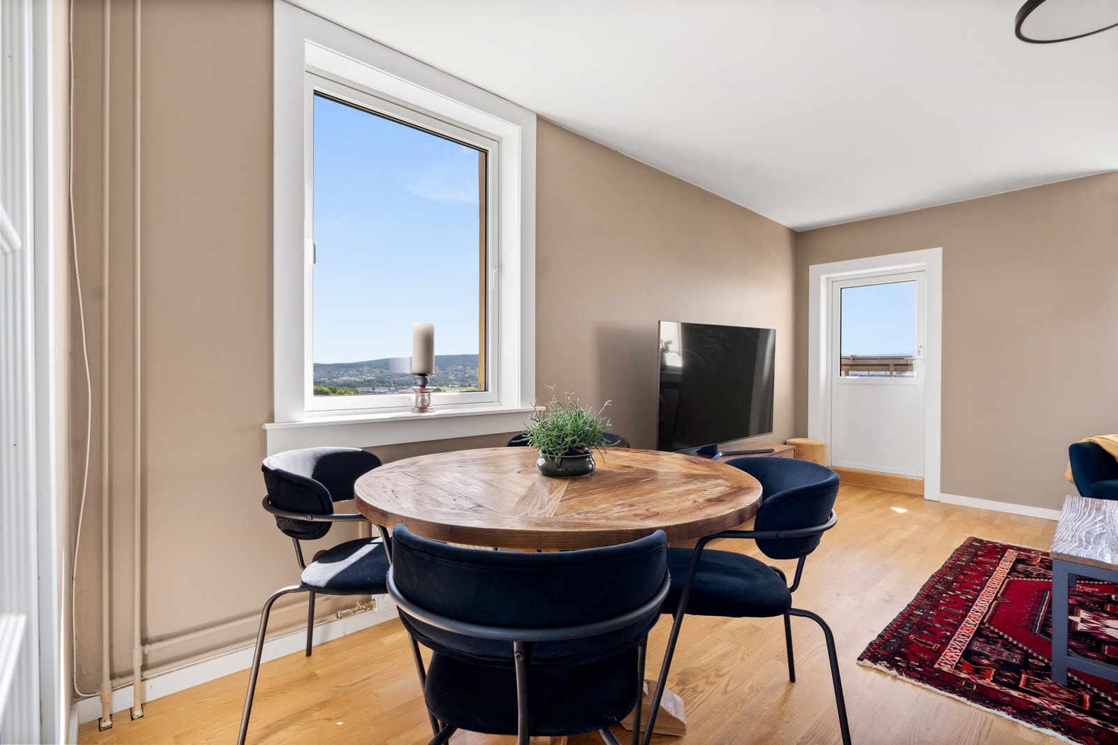 Dette er en hjørneleilighet med vinduer på to sider Galleribilde