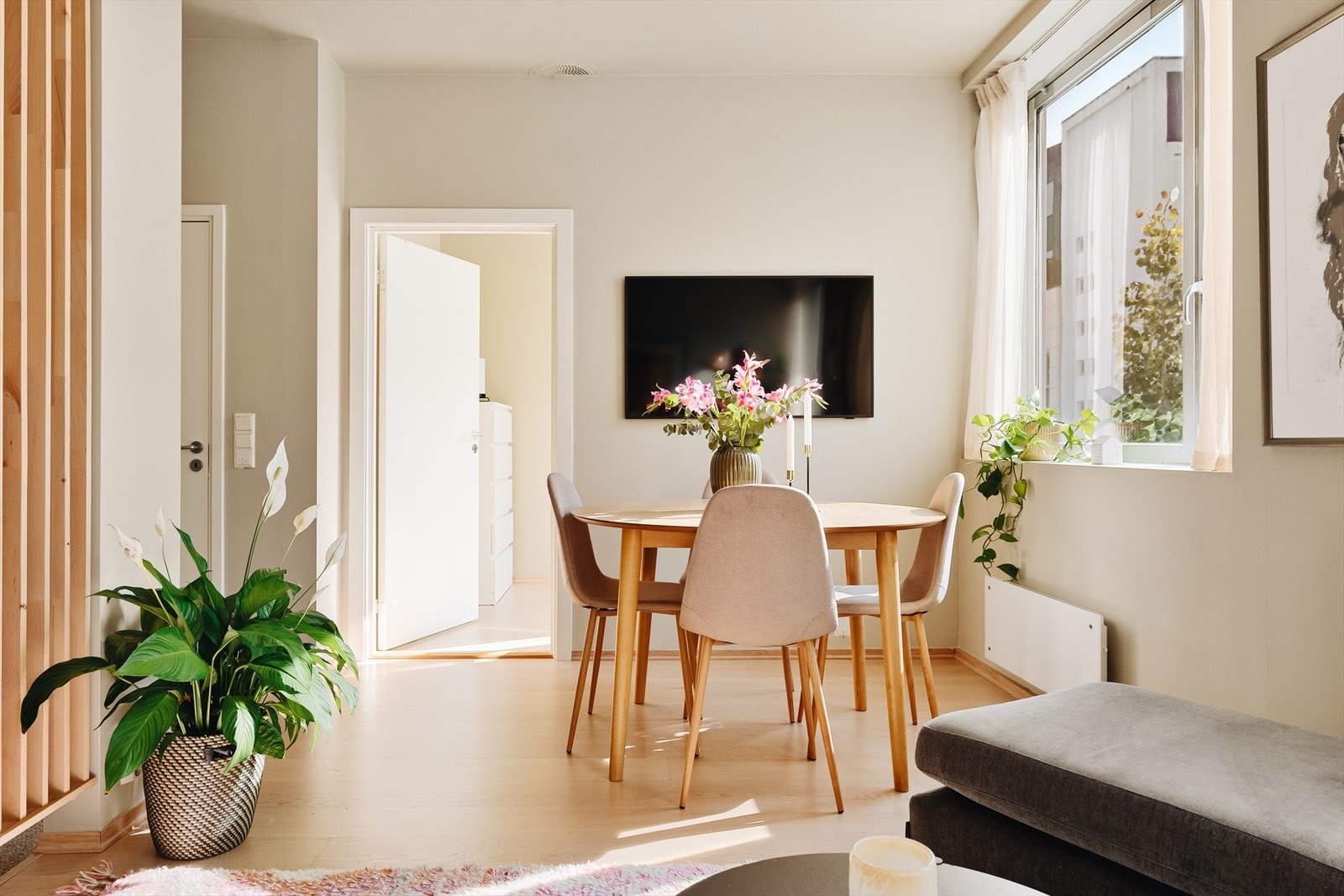 Stuen er av god størrelse og har plass til både sofa- og spisebordsgruppe. Galleribilde