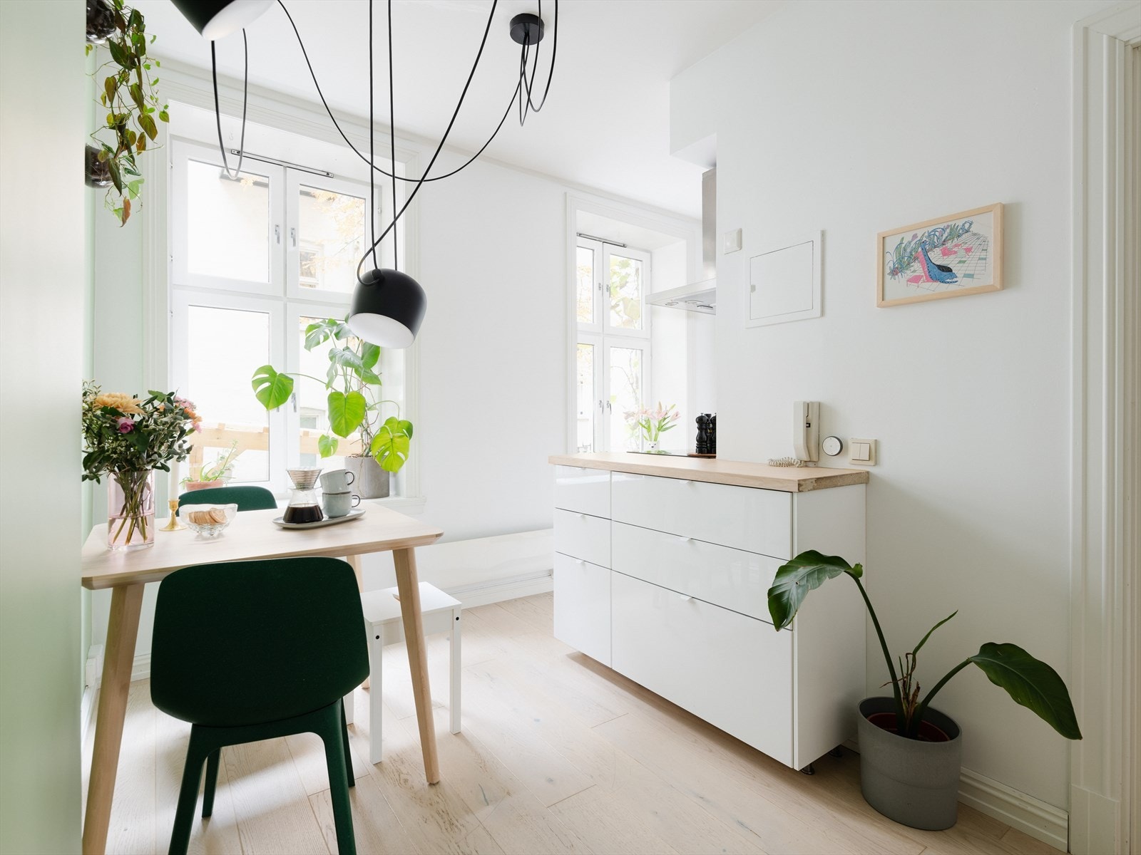 Et velutnyttet rom med gjennomtenkte løsninger, og godt med lysinnslipp fra store vindusflater. Galleribilde