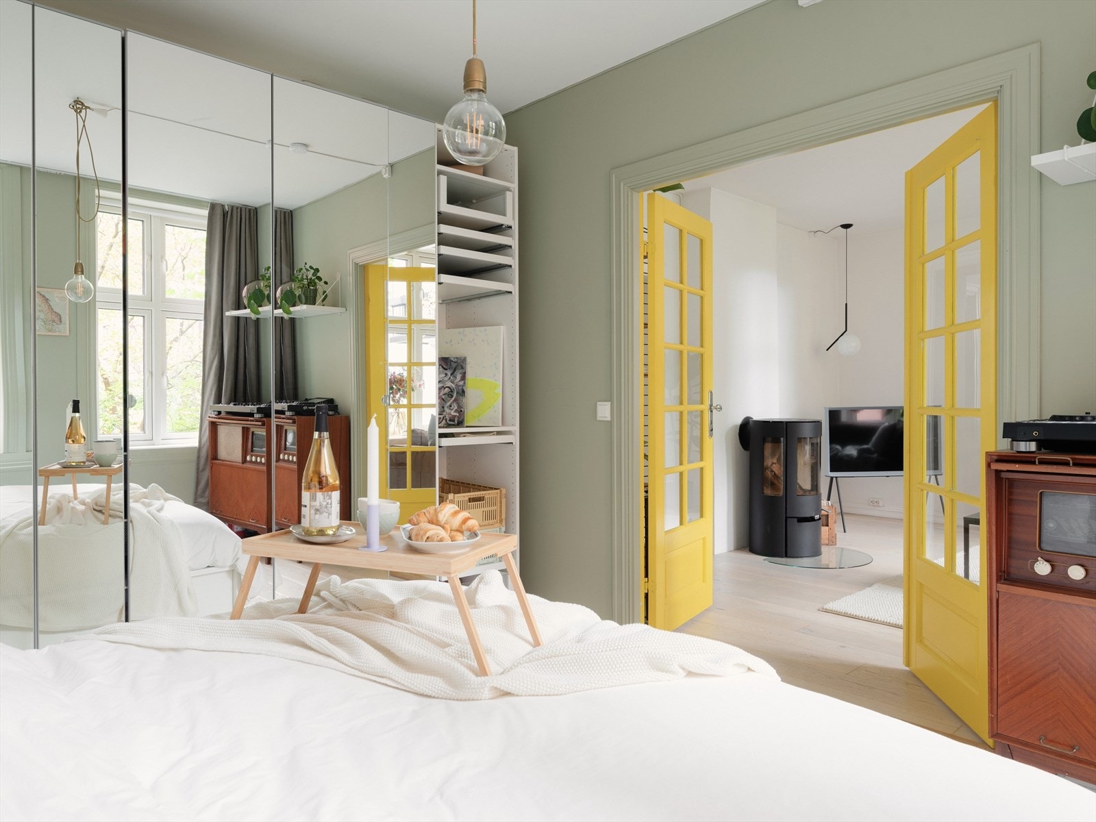 Gode oppbevaringsmuligheter for klær og øvrig i medfølgende speilgarderobe. Galleribilde