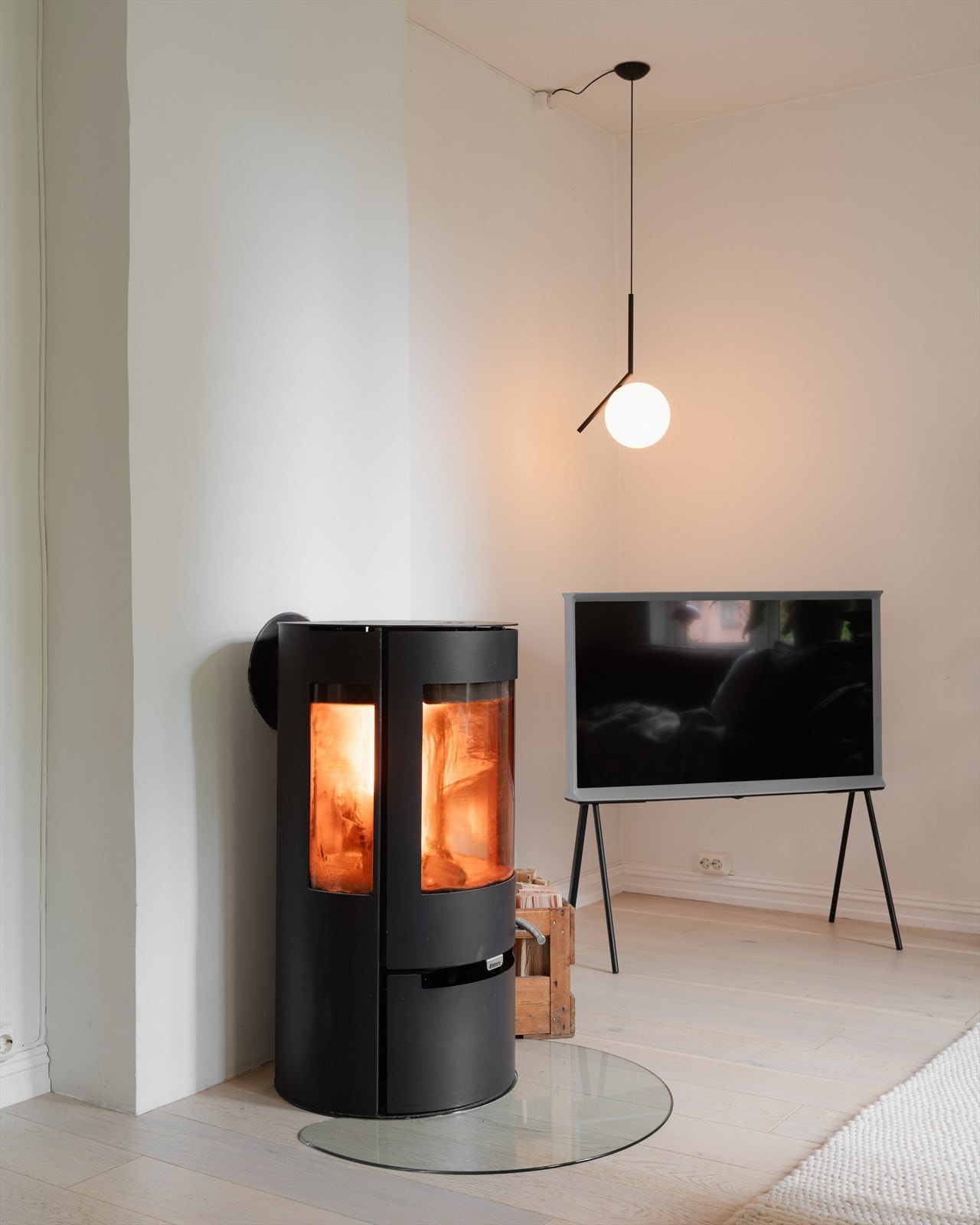 Peisen er med på å bidra til en lun og hjemmekoselig stemning i leiligheten, samtidig som den varmer godt på de kjøligere dagene. Pipeløp rehabilitert i ca. 2014 og peisovn fra 2015. Galleribilde