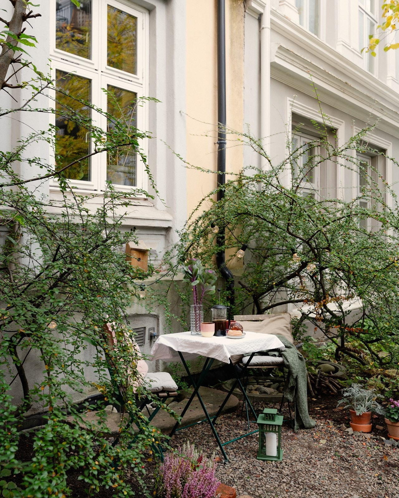 Nåværende eier benytter denne delen av fellesarelet som sitt eget, og har fått tillatelse til å ha bord og stoler stående. En herlig forlengelse av leileiligheten, som dagens eiere har hatt stor glede av Galleribilde