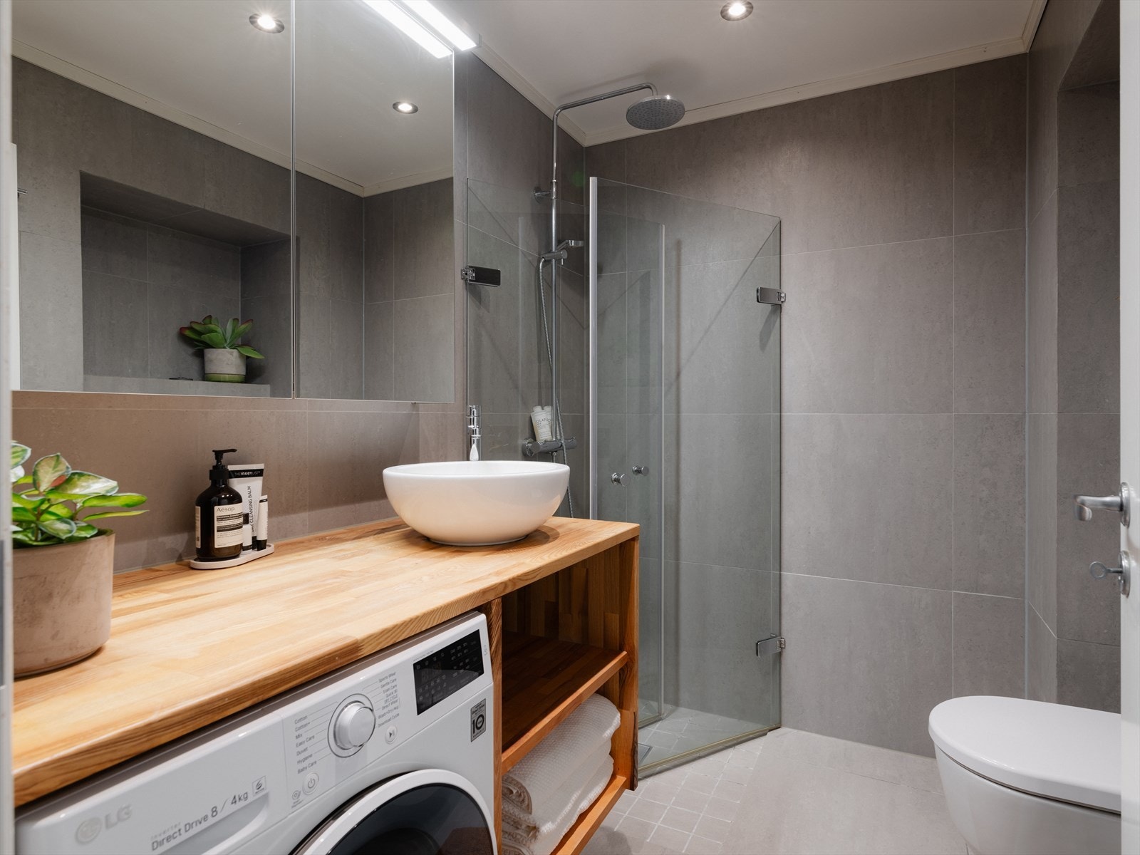 Et delikat og moderne baderom, totalrehabiliert i 2015 (iht. tidligere eier og salgsoppgave). Galleribilde