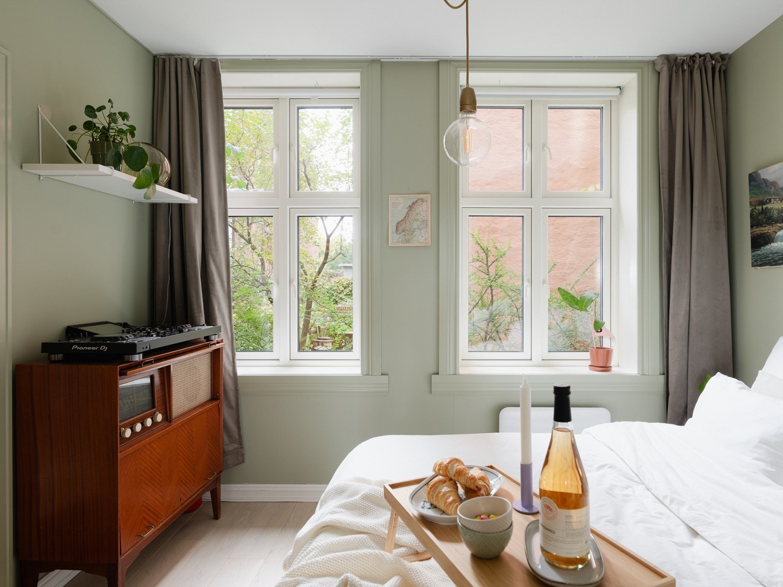 Vindu ut mot stille og rolige omgivelser i lukket, indre gård. 3-lags isolerglass vinduer fra 2020 i soverom (og stue). Galleribilde