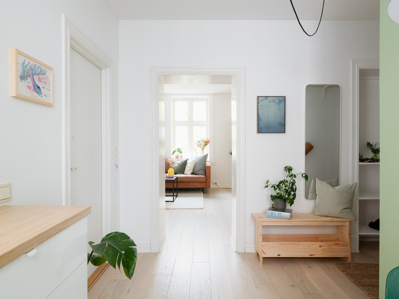 Fra kjøkkenet er det tilgang til bad fra venstre og videre ut til gang/entré til høyre. Galleribilde