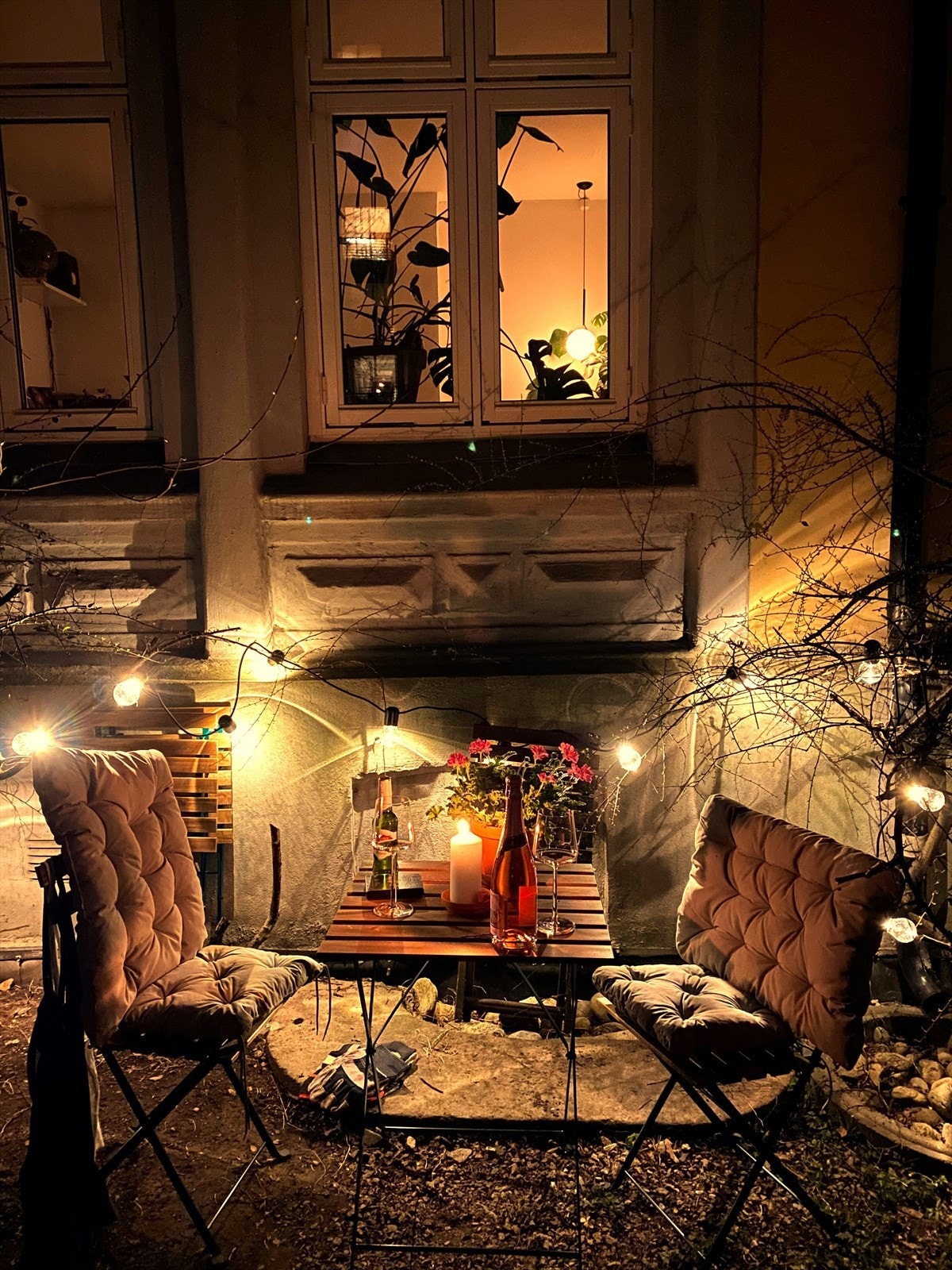 Selgers private bilde. Dagens eiere har også plantekasser her, med mulighet til å dyrke urter og grønsaker. Plantekassene medfølger salget. Galleribilde