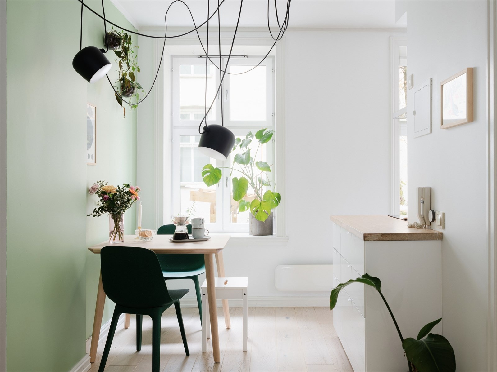 Kjøkkenet ligger separat, praktisk plassert vis-a-vis stue. Galleribilde