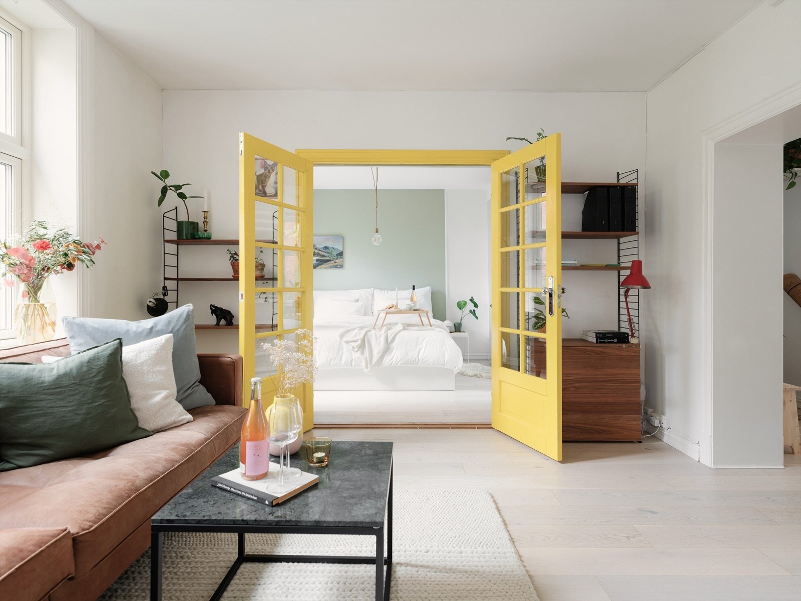 De doble fløydørene med glassfelt er med på å bidra til at lyset får flomme fritt fra stue til soverom, noe som skaper en åpen og luftig romfølelse. Galleribilde