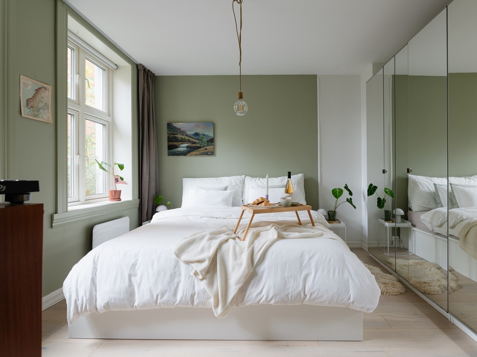 Leilighetens gode planløsning gjør at rommene ikke oppleves å gå på bekostning av hverandre, og gir et generøst soverom. Galleribilde