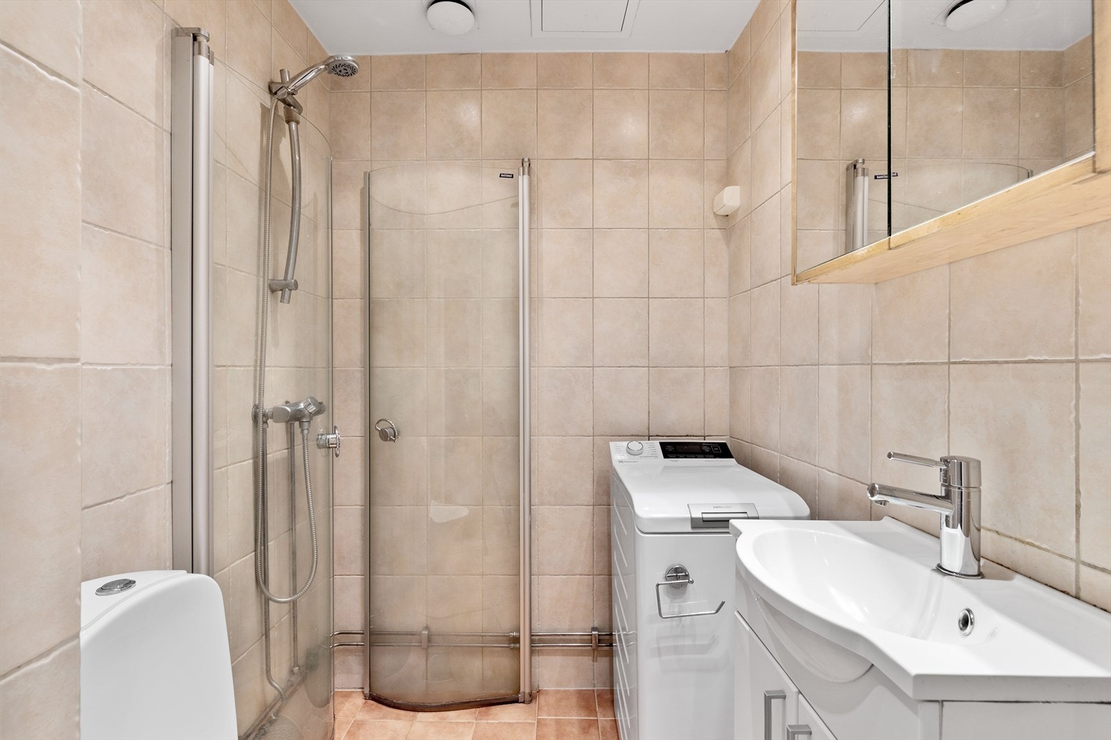 Flislagt bad rehabilitert i regi av borettslaget i 2008. Varmekabler i gulv. Galleribilde