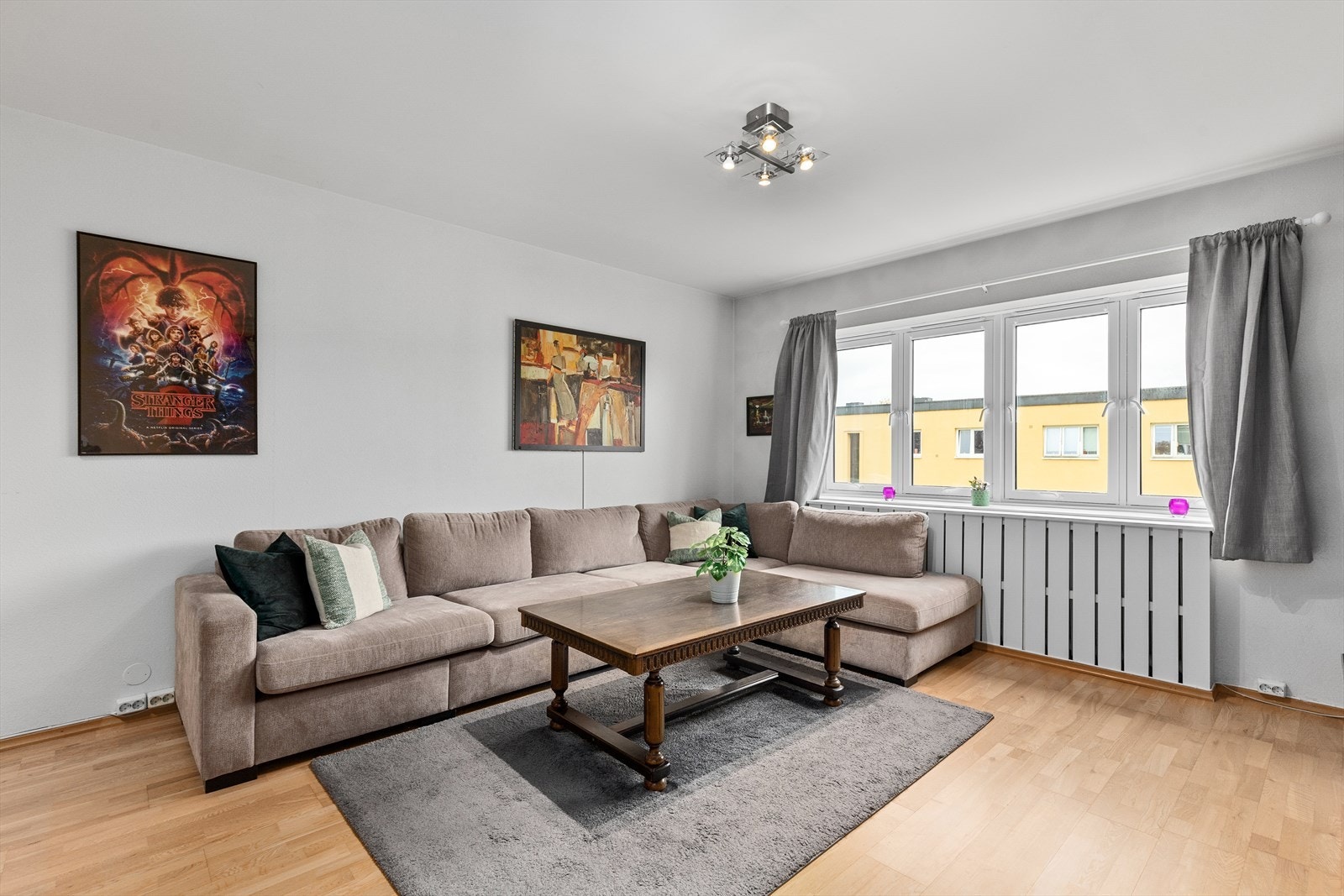 Oppvarming via sentralvarmeanlegg med radiatorer under vinduet. Varmt vann og fyring inkl. i felleskostnadene. Galleribilde