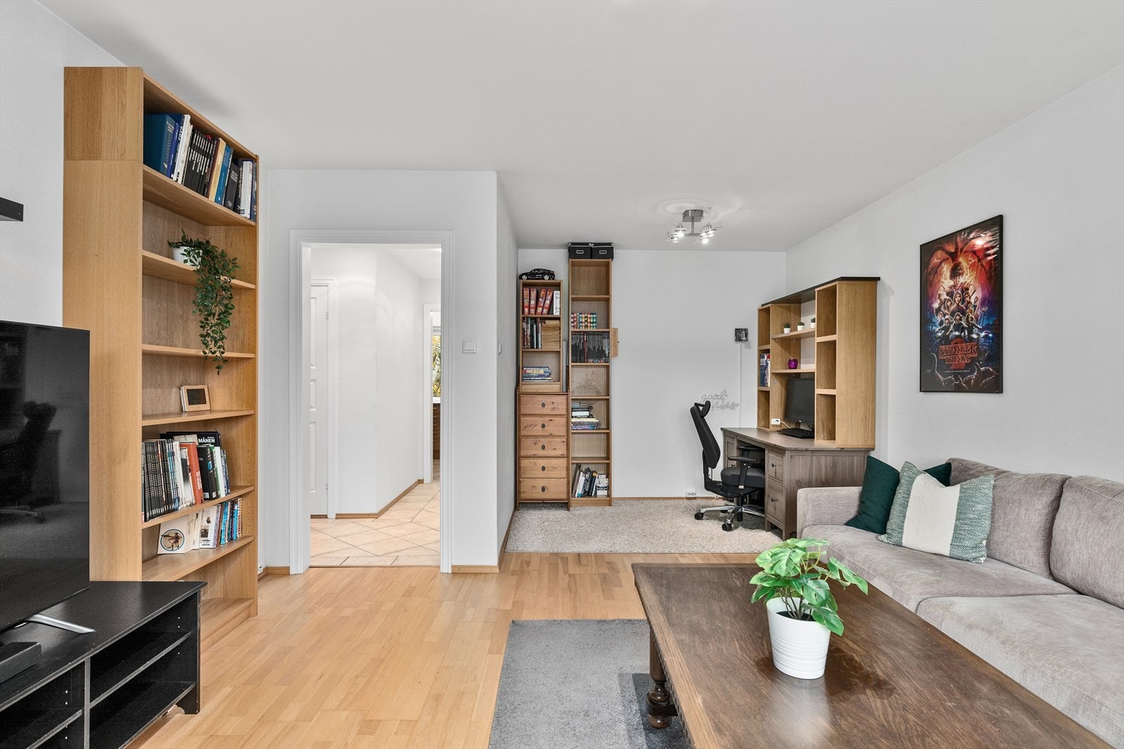 Stuen fremstår minimalistisk med slette og lyse overflater. Galleribilde