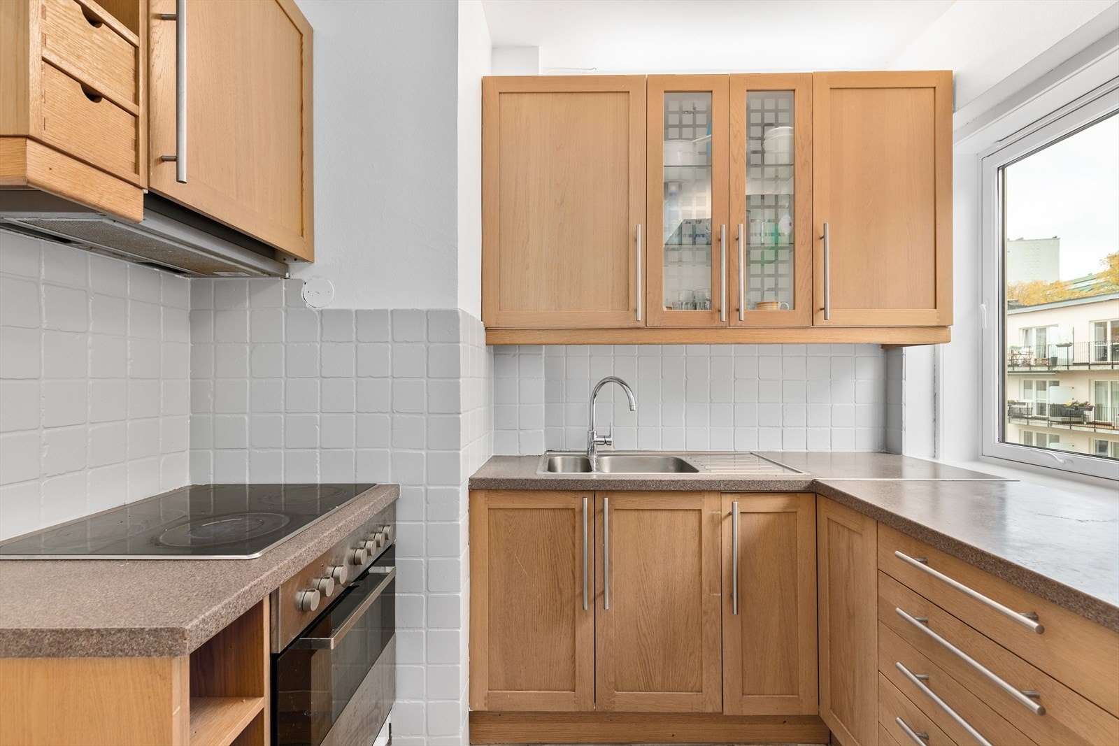 Kjøkkenet inneholder glasskeramisk platetopp, stekeovn og kjøl/fryseskap. Fra matlagingen kan man nyte koselig utsikt ut fra kjøkkenvinduet. Galleribilde