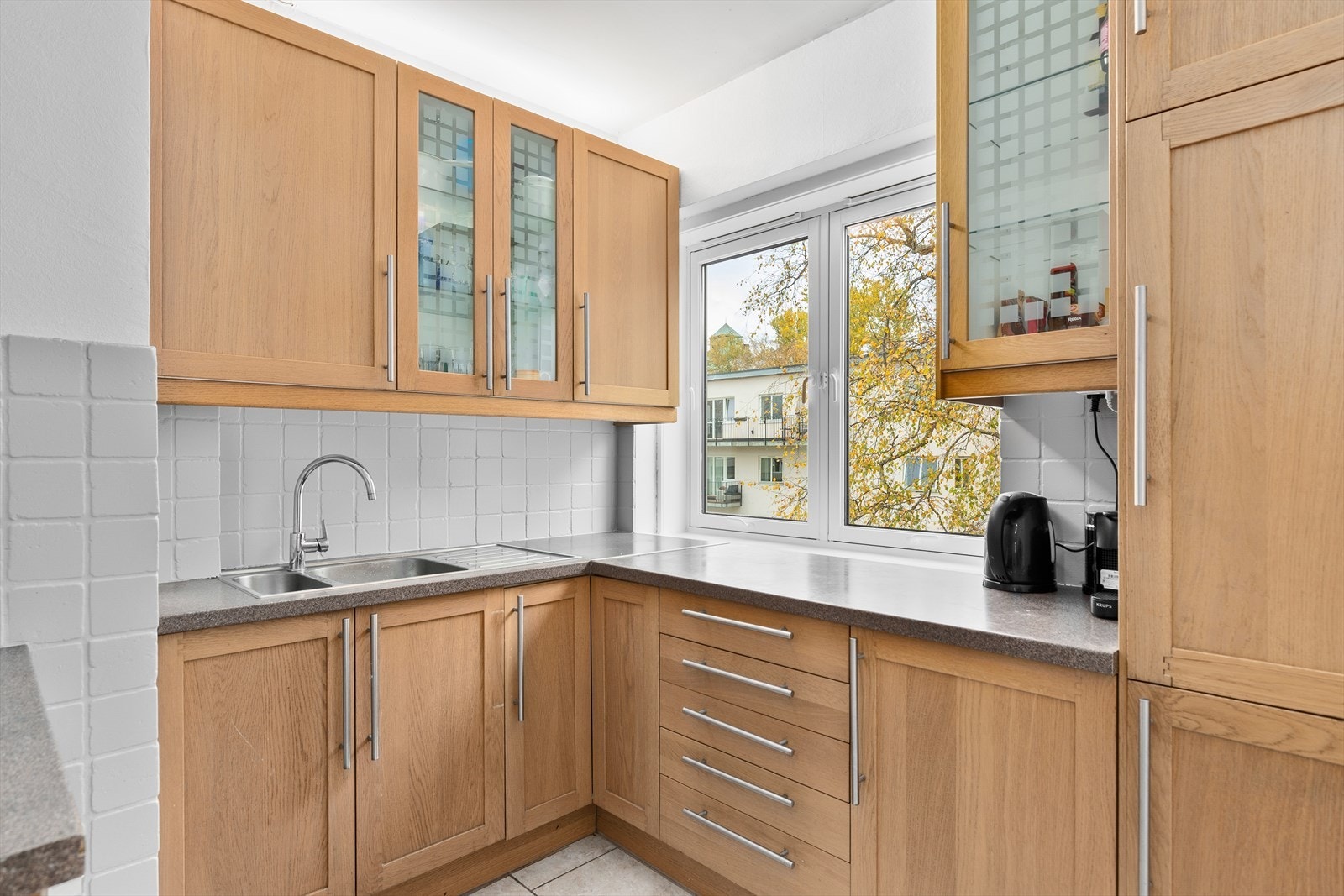 Pen og funksjonell kjøkkeninnredning fra 2008. Kjøkkenet består av fronter i eik og laminert benkeplate. Galleribilde