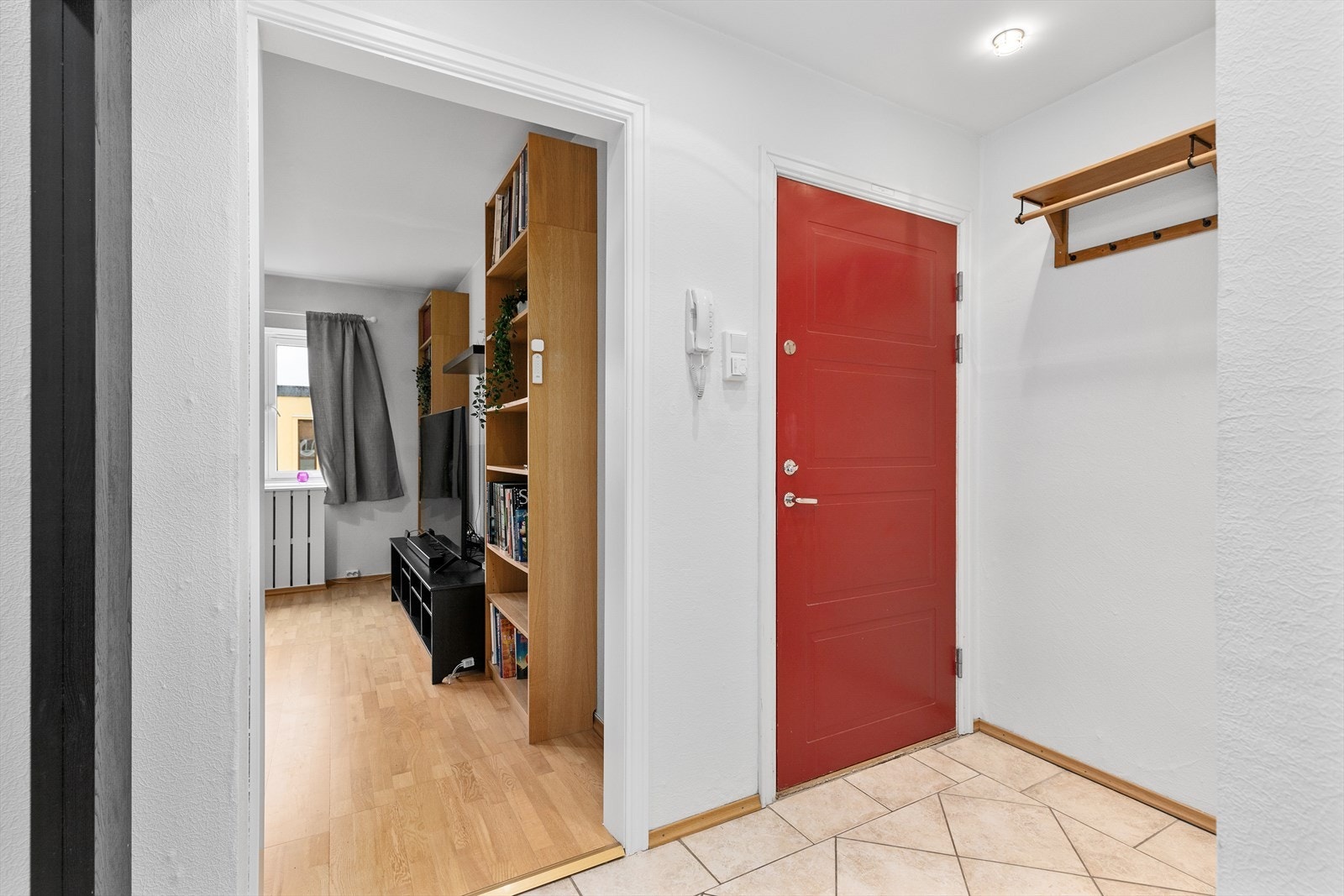 Praktisk og romslig gang med flislagt gang. God mulighet for å henge av ytterklær. Galleribilde