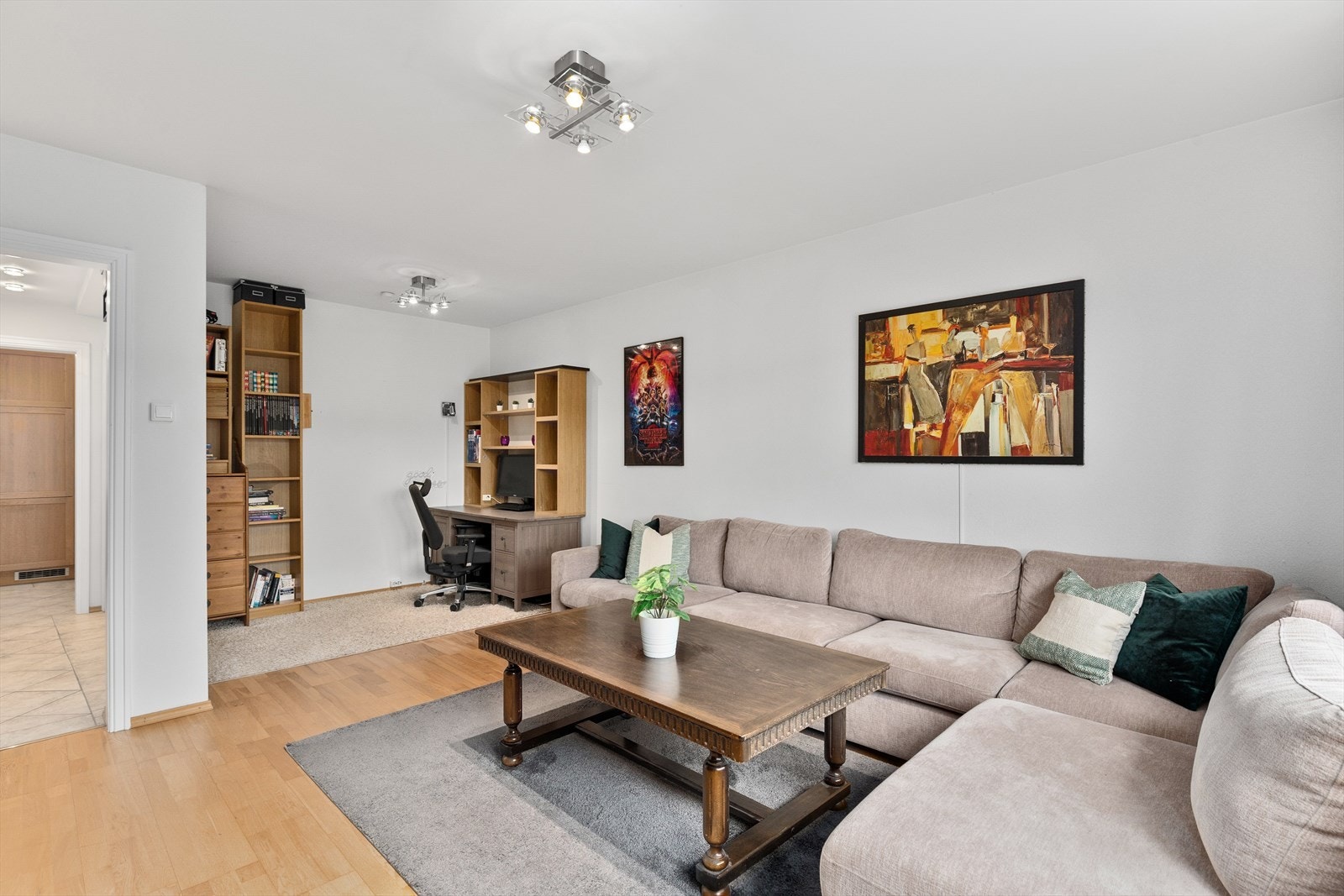 Stuen har mulighet for å møbleres i to soner, for eksempel kontor, spisestue, sofakrok, lesehjørnet etc. Galleribilde