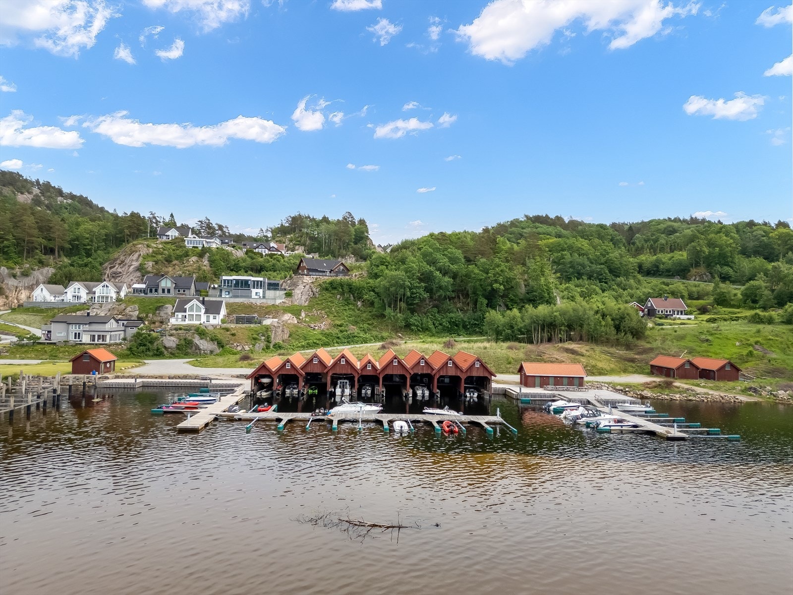 Idyllisk beliggenhet innerst i Snikfjorden. Galleribilde