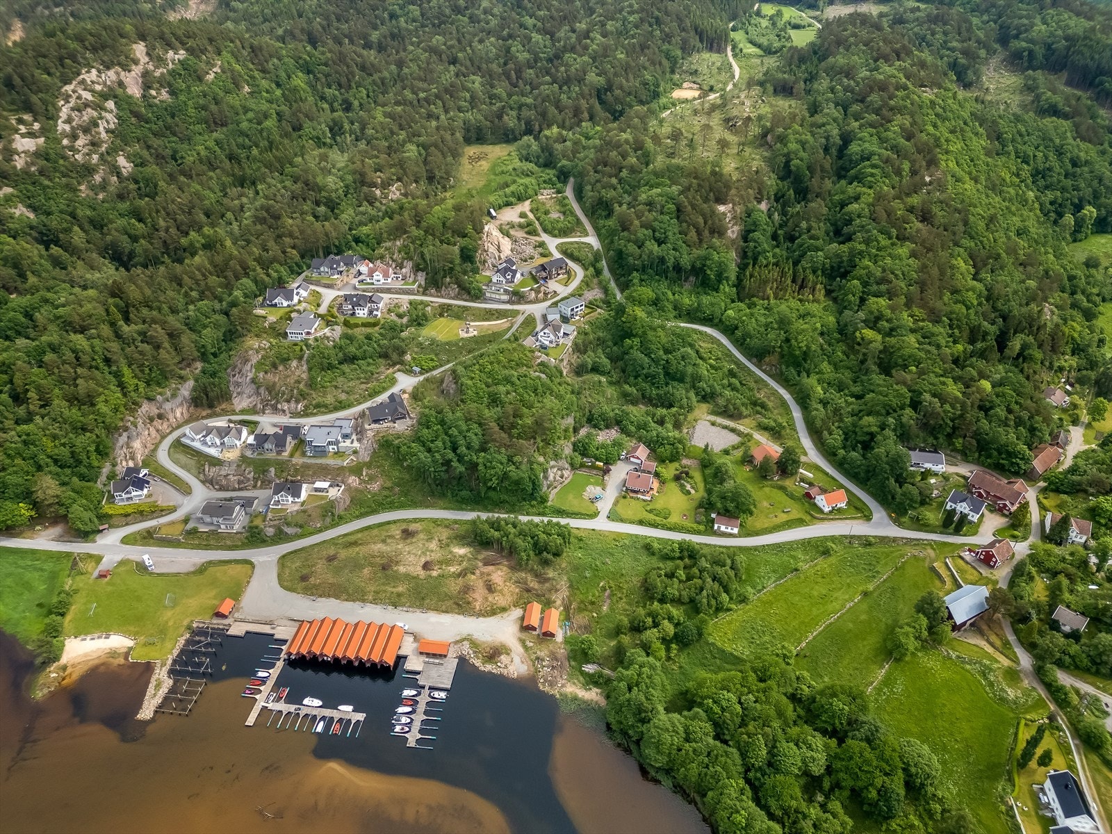 Mange båtplasser, samt tomter som er godkjent for å bygge båthus like ved Sandodden. Galleribilde