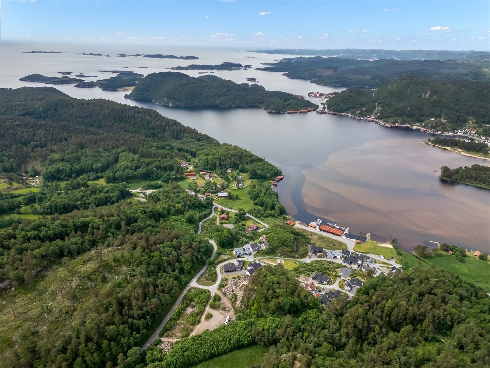Sammensatt eiendom med tomter til båthus, båtplasser med boder, boligtomter m.v. selges for konkursbo. Galleribilde
