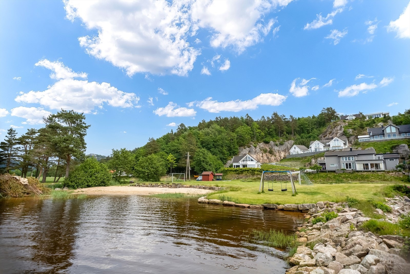 Badestrand og gress-sletter like ved. Galleribilde