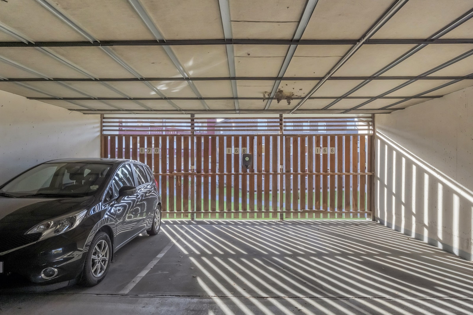 Parkeringsplass (nr 168) følger boligen Galleribilde