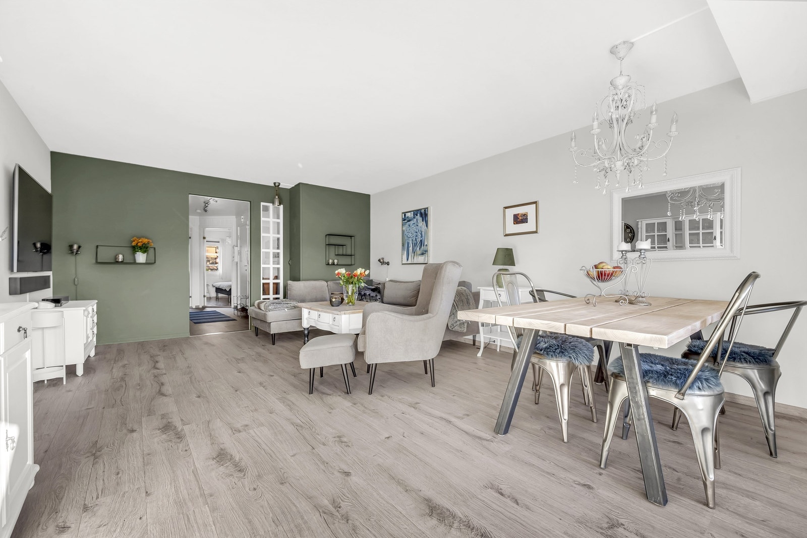 Hyggelig stue med god plass for sofagruppe og annet naturlig møblement Galleribilde