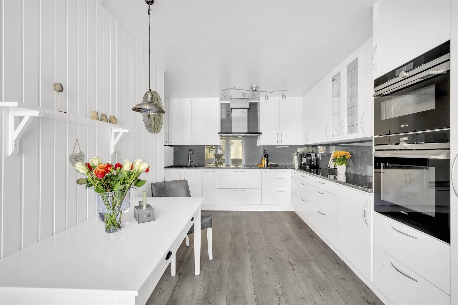 Det er benkeskapsbelysning under overskapene for ekstra lys, samt nedfelte stikkontakter i benkeplaten for enkel tilgang Galleribilde