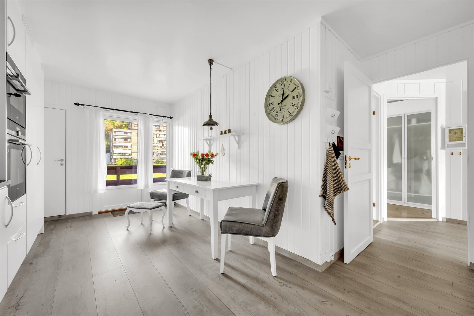 Både vaskemaskin og stekeovn er plassert i et praktisk arbeidshøyde Galleribilde