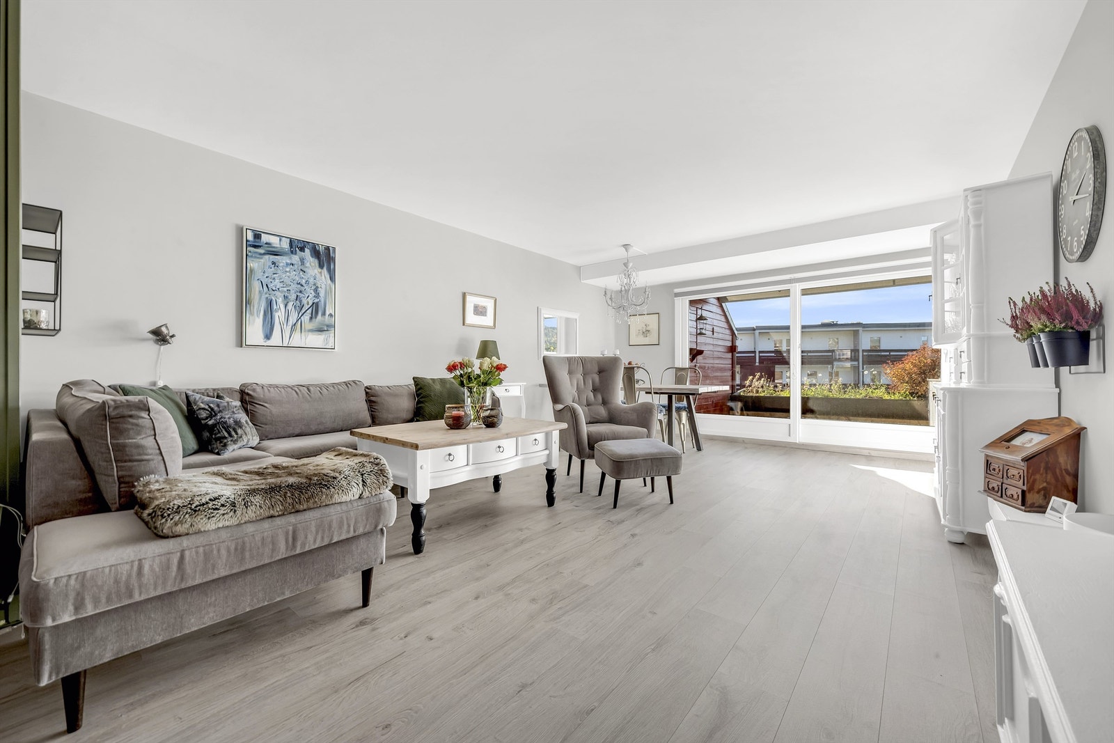 Velkommen til Skollerudveien 45 - En flott 4-roms leilighet med god planløsning bestående av entré, 2 bad, 3 soverom, kjøkken og stue Galleribilde