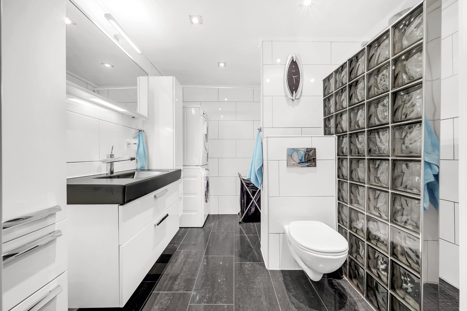 Delikat baderom belagt med flislagt gulv med gulvvarme og flislagte vegger Galleribilde