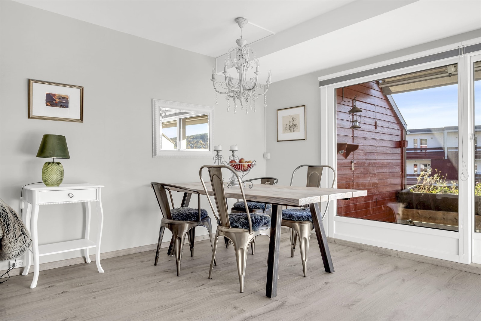 Det er god plass til sofagruppe og spiseplass i stuen Galleribilde