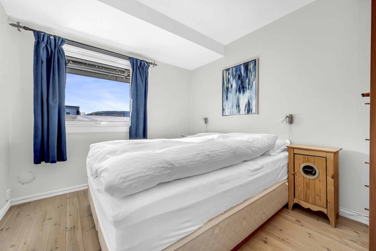 Soverom 1 - Stort hovedsoverom med walk-in og adkomst til baderom Galleribilde
