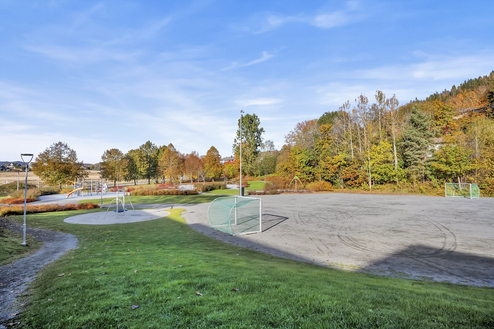 Boligen befinner seg i et meget hyggelig og rolig område på Bærums Verk. Her bor du naturskjønt med kort vei til turområder i Bærumsmarka Galleribilde