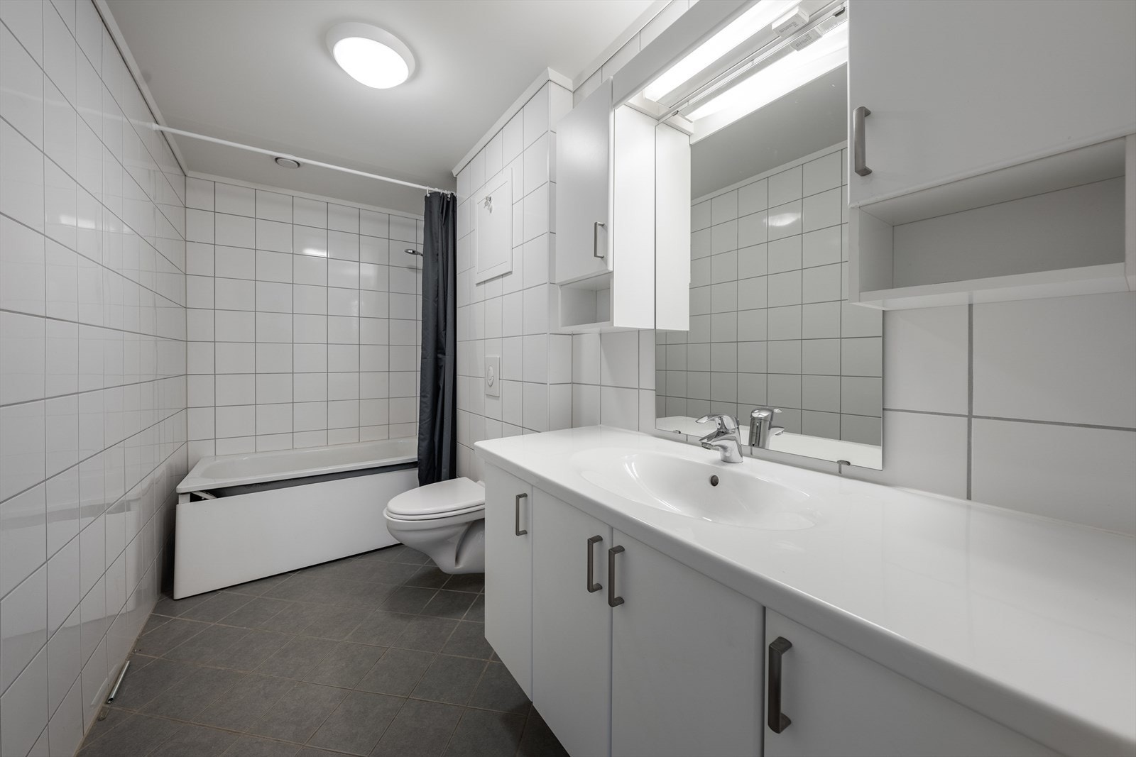 Lyst, flislagt bad pusset opp i regi av borettslaget i perioden 2013-15. Leiligheten har eget, praktisk vaskerom tilliggende kjøkkenet. Galleribilde