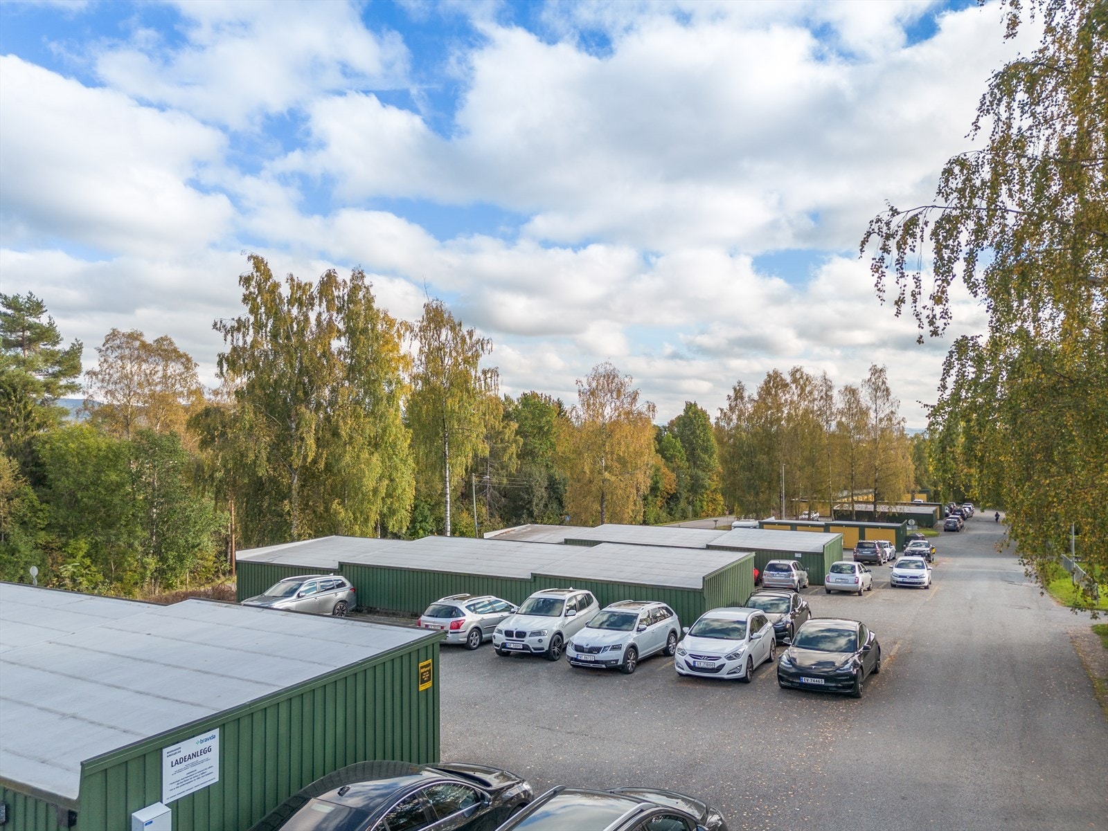 Borettslagets tomt er for øvrig opparbeidet med asfalterte internveier og i nærområdet er det felles, asfaltert parkeringsplass. Galleribilde