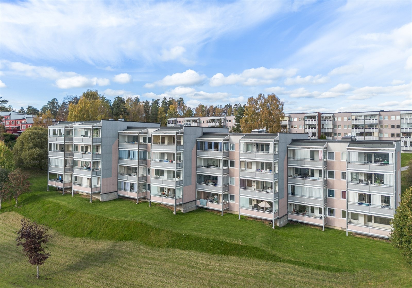 Attraktiv og sentral beliggenhet, i et hyggelig og barnevennlig boligområde på Gulset i Skien, med nærhet til det meste! Galleribilde