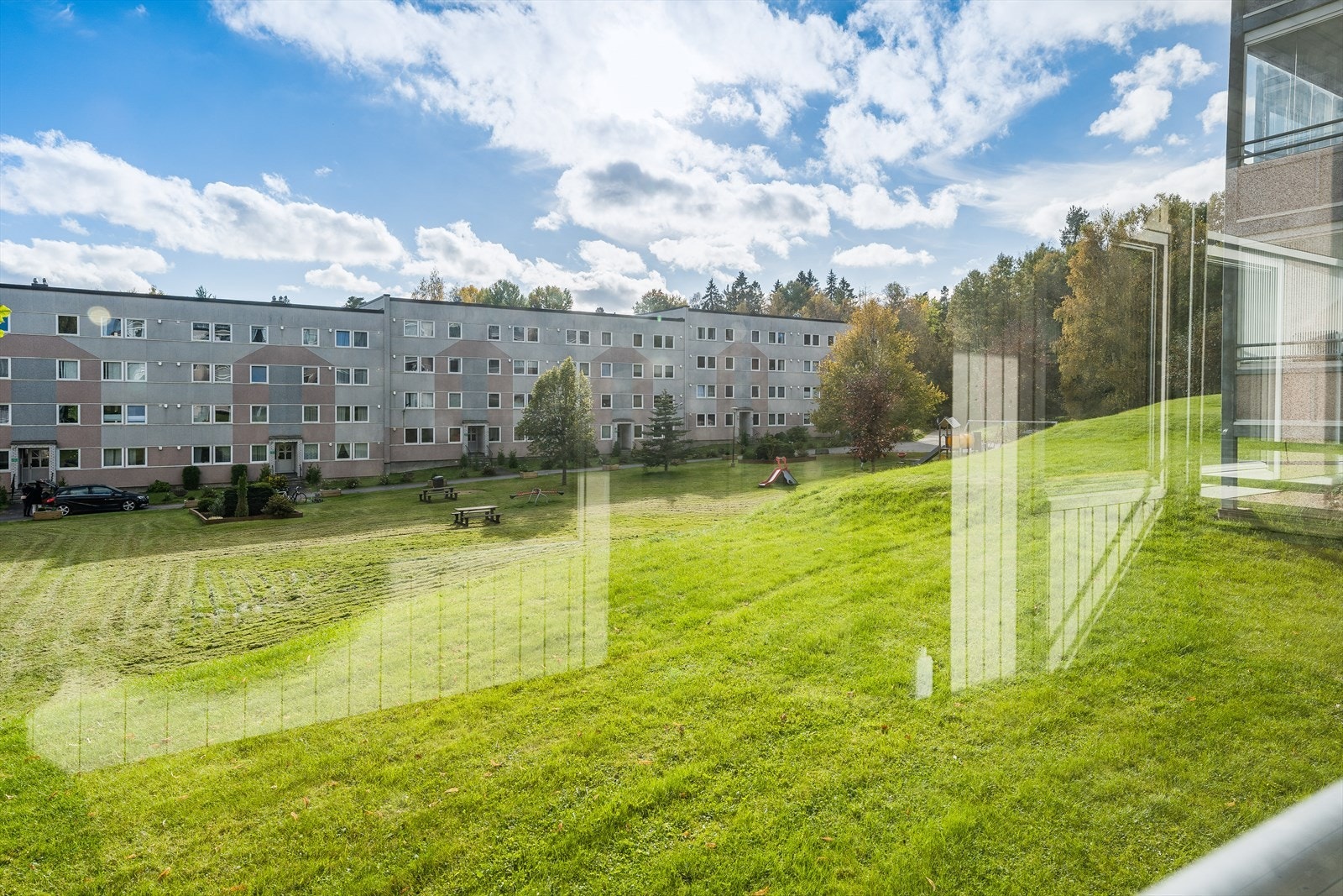 Leiligheten er gjennomgående og ligger fint til, på enden i 1. etasje, med innglasset balkong. Gode solforhold og hyggelig utsyn! Galleribilde