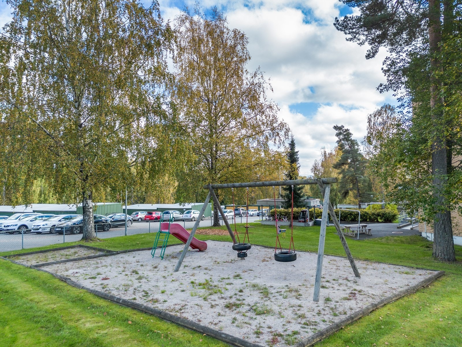 Borettslaget har barnevennlige fellesarealer, med store grøntarealer, lekeplass og sittegrupper. Ingen gjennomgangstrafikk. Galleribilde