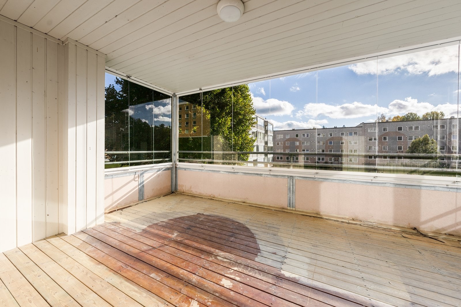 Fra stuen er det utgang til en romslig, innglasset balkong mot syd. Gode solforhold og hyggelig utsyn over borettslagets felles grøntareal! Galleribilde