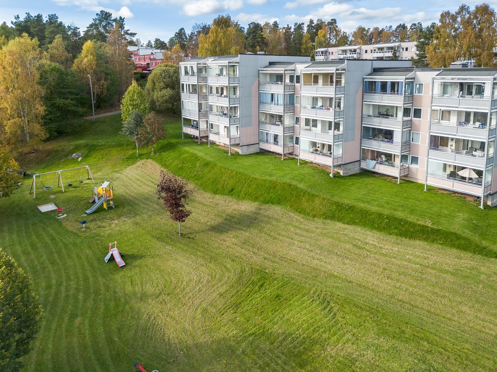 Gulset er Telemarks største bydel og sentralt i bydelen er det opparbeidet et bydelssenter, som ligger innen kort gangavstand fra boligen. Galleribilde