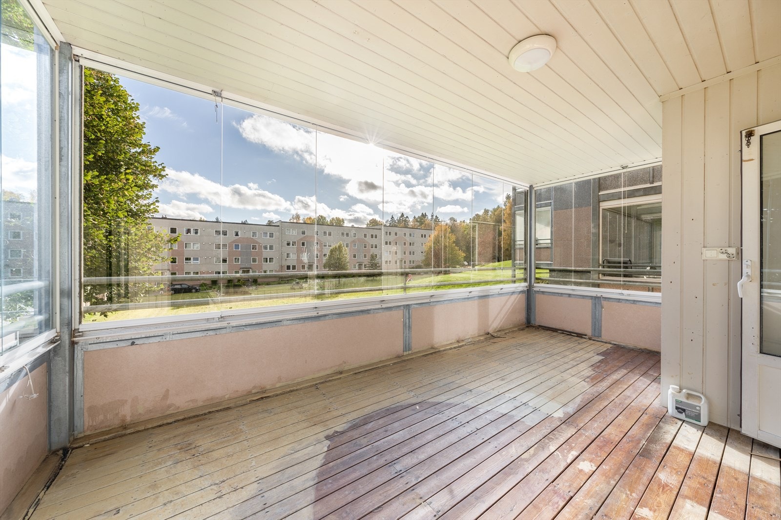 Romslig innglasset balkong, som vender mot syd Galleribilde