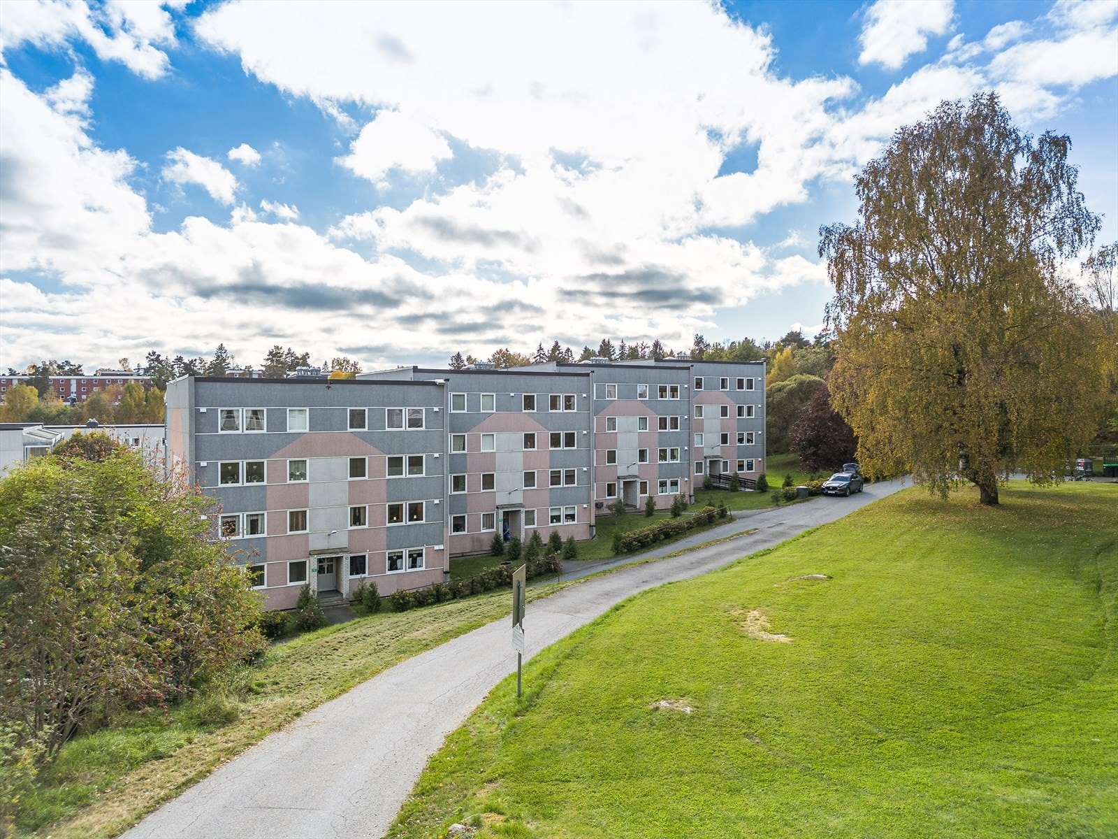 Området er barnevennlig, med nærhet til dagligvareforretninger, barnehager og skoler, samt idrettsanlegg og fine turområder. Galleribilde