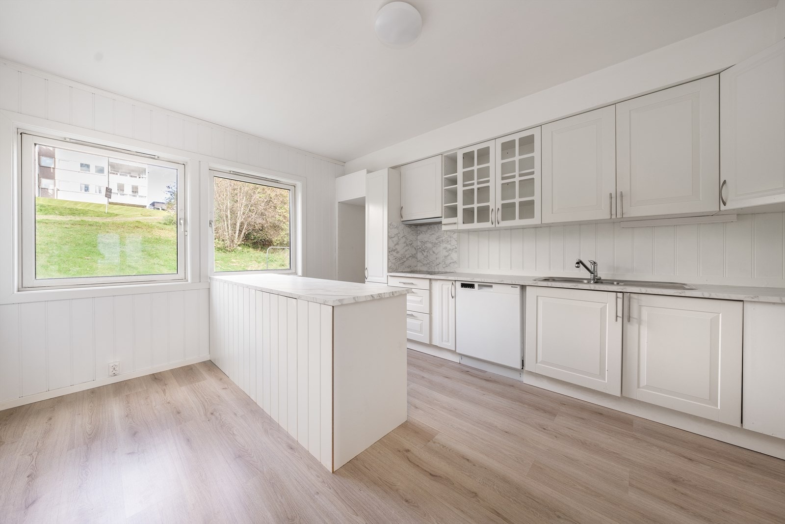 Stort og lyst kjøkken, nylig pusset opp med brukt kjøkkeninnredning fra 2001. Godt med skapplass og lyse, profilerte fronter. Galleribilde